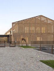 Mehrzweckgebäude aus Holz in der Provinz Bergamo | © Michele Nastasi