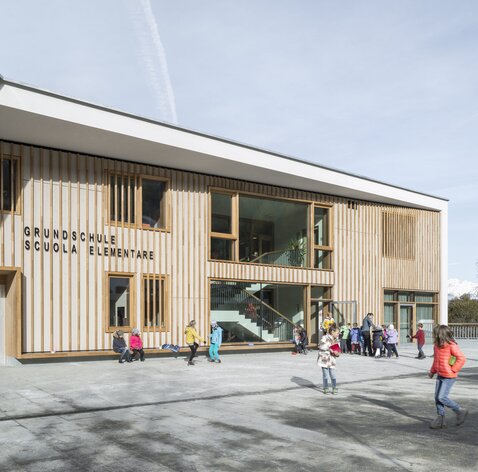 Fassade und Gründach aus Holz in der Provinz Bozen | © Oliver Jaist