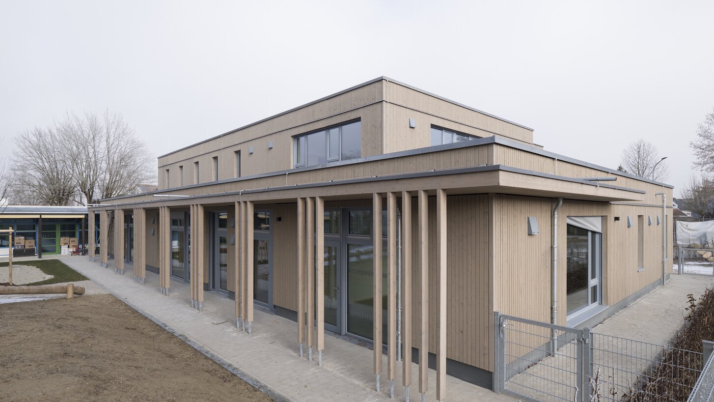 Fassade eines Gebäudes mit vertikalen Leisten aus Holz | © Henning Koepke