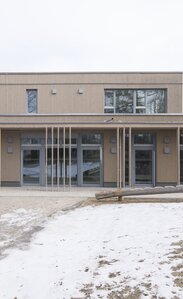 Fassade eines Gebäudes mit vertikalen Leisten aus Holz | © Henning Koepke