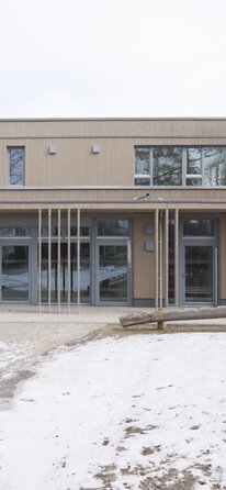 Fassade eines Gebäudes mit vertikalen Leisten aus Holz | © Henning Koepke