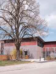 Facciata ventilata di una scuola con rivestimento in legno effetto invecchiato | © Florian Holzherr