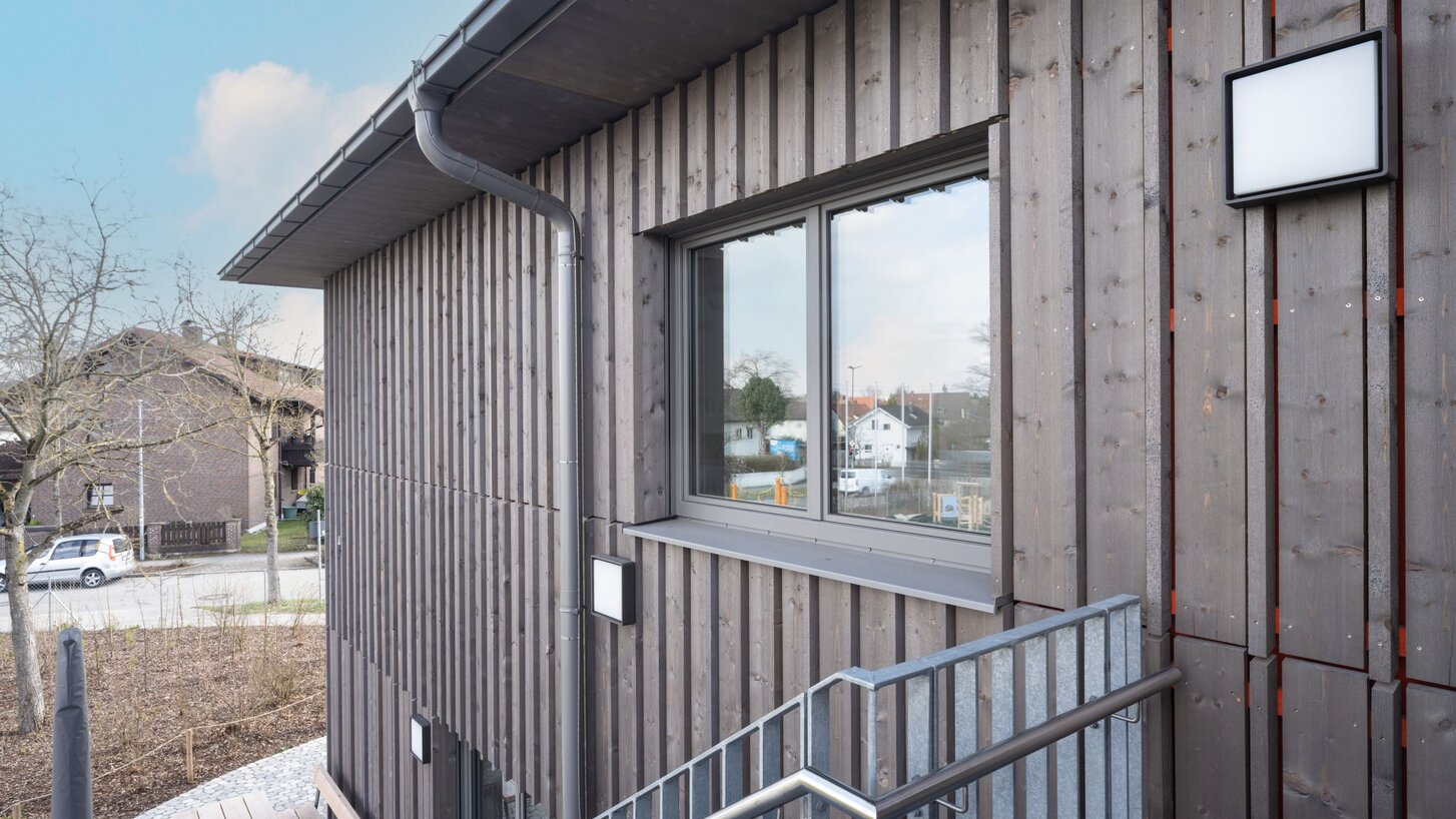 Facciata ventilata di una scuola con rivestimento in legno effetto invecchiato | © Florian Holzherr