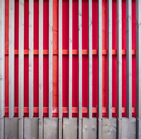 Facciata ventilata di una scuola con rivestimento in legno effetto invecchiato | © Florian Holzherr