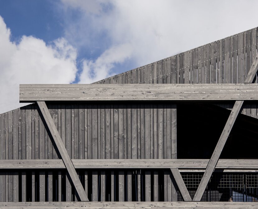 Facciata in legno premiata in Provincia di Bolzano | © Florian Andergassen