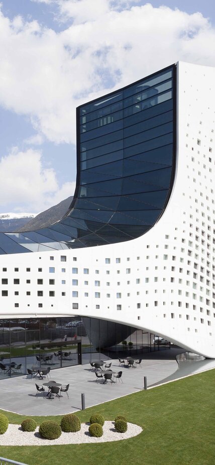 A large building with a curved white façade with many windows of different sizes | © Paolo Riolzi