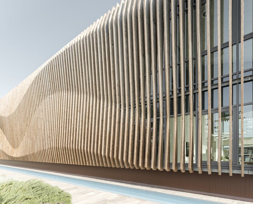 Holzlamellen-Fassade für ein Firmengebäude in Padua | © Davide Perbellini