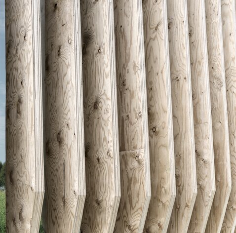 Modern wooden façade for company building | © Davide Perbellini
