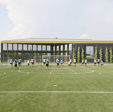 Fußball-Trainingszentrum in Holzbauweise in Bergamo | © Michele Nastasi