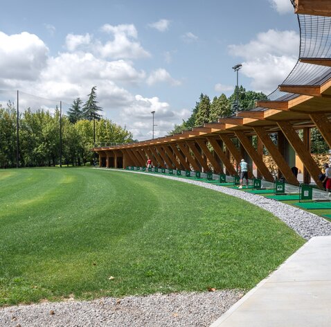Campo pratica golf in legno a Bergamo | © Indie Studio
