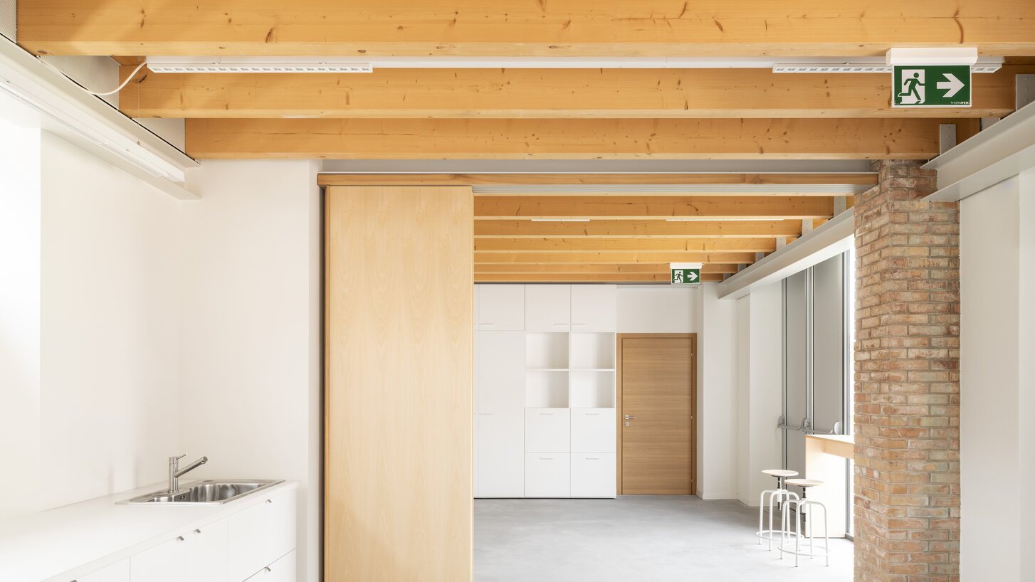 Ein Raum mit einer Decke aus Holzbalken in Sicht | © Federico Villa