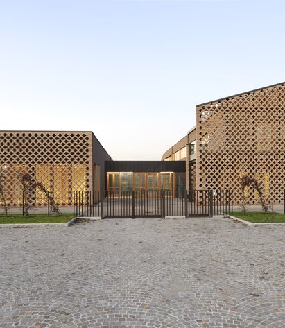 Mehrzweckgebäude aus Holz in der Provinz Bergamo | © Michele Nastasi