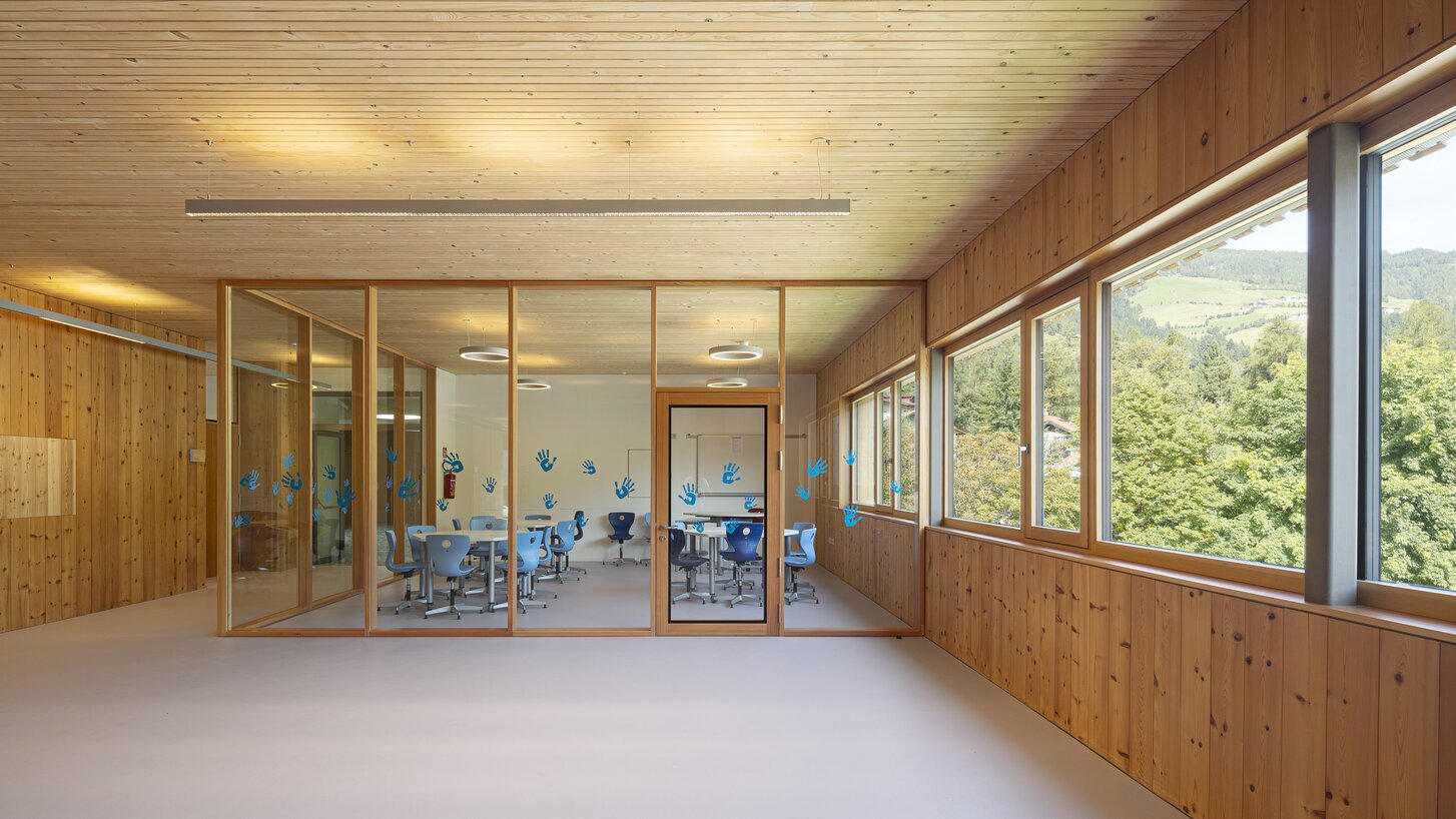 A school class with walls and ceiling made of natural wood | © Samuel Holzner