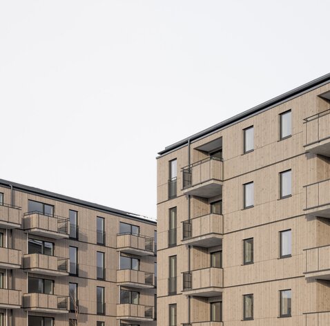 Partial view of the timber façades of two large residential buildings | © Florian Holzherr