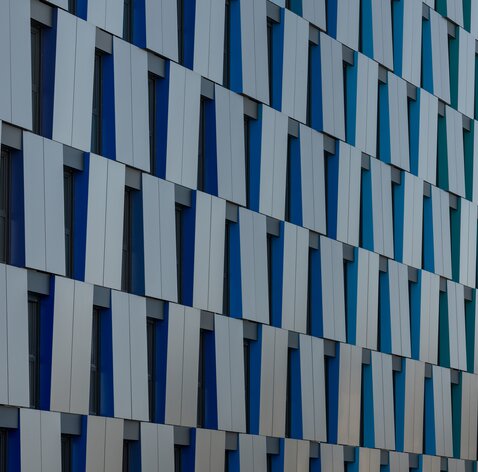 Eine moderne Fassade eines achtstöckigen Gebäudes | © Regina Sedlmayer