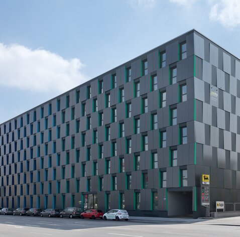 Wood hybrid construction for dormitory in Munich | © Regina Sedlmayer