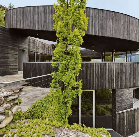 Un edificio a pianta circolare con una facciata in legno di quercia fiammata | © Matteo Piazza