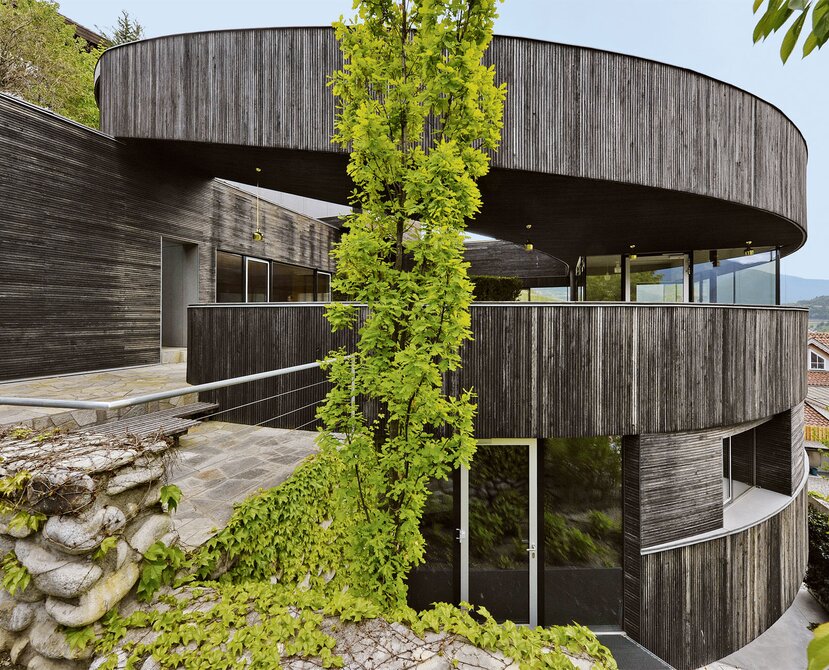 Un edificio a pianta circolare con una facciata in legno di quercia fiammata | © Matteo Piazza
