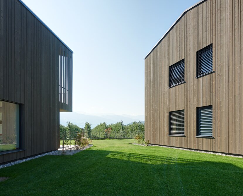 Drei Wohnhäuser aus Holz in der Provinz Bozen | © Jürgen Eheim