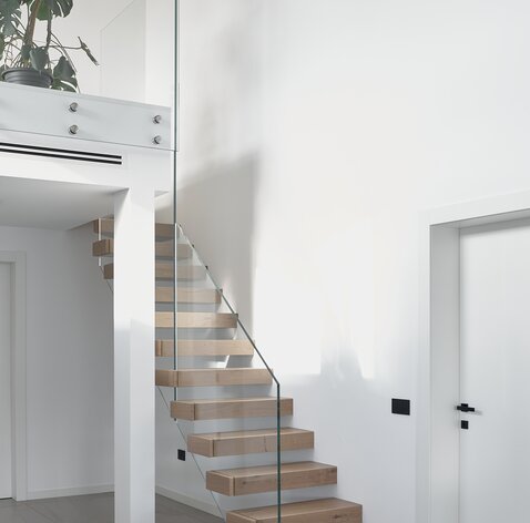 Eine freitragende Treppe mit Holzstufen und einem Geländer aus Glas | © Davide Perbellini