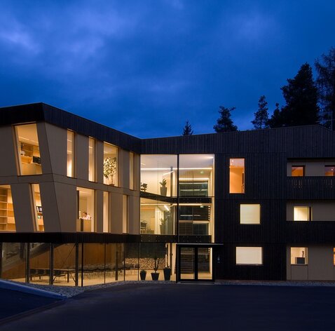 Edificio amministrativo in legno lamellare in Alto Adige