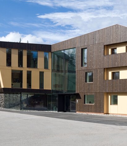 Edificio amministrativo in legno lamellare in Alto Adige