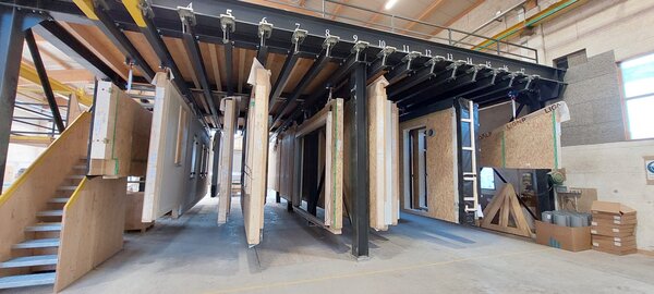 Hängebahnhof für die temporäre Lagerung der fertigen Elemente | © LignoAlp