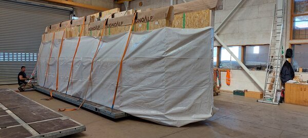Verladen der fertigen Wandelemente auf eine Wechselbrücke | © LignoAlp